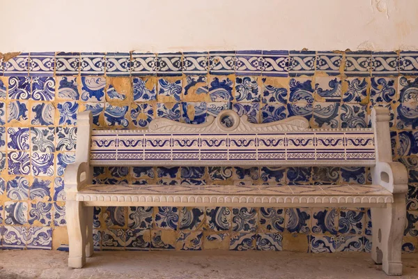Tezgah ve geleneksel seramik azulejos, fayans çiçek motifleri ile bir duvar. Kilise, Nossa Senhora da Rocha, Algarve, Portekiz.