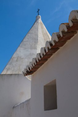 Eski kilise Nossa Senhora da Rocha Porches, Algarve, Portekiz, bir haç ile kulenin beyaz cephe beyaz. Çatı kiremitleri detayını. Parlak mavi gökyüzü.