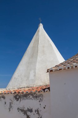 Eski kilise Nossa Senhora da Rocha Porches, Algarve, Portekiz, bir haç ile kulenin beyaz cephe beyaz. Çatı kiremitleri detayını. Parlak mavi gökyüzü.