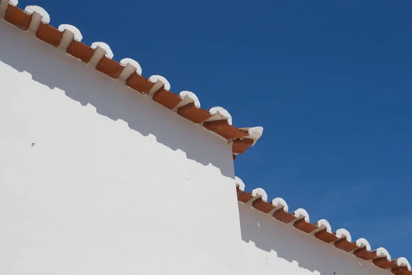 Verwitterte Weiße Fassade Eines Hauses Dachrand Mit Orangefarbenen Ziegeln Wodurch — Stockfoto