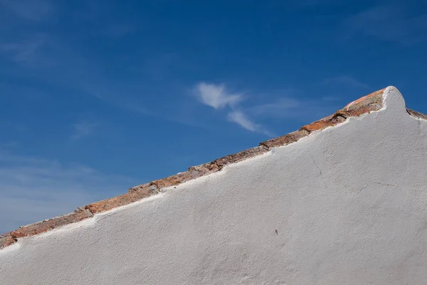 Ältere Weiße Fassade Der Seite Eines Hauses Mit Einer Linie — Stockfoto