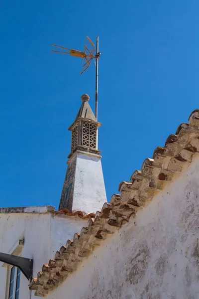 전통적인 사항입니다 지붕의 대각선 라인입니다 헤이스 Pera Algarve 포르투갈 — 스톡 사진