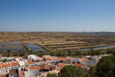 İspanya ile şehir, alanlar, salines ve sınır Castro Marim kalede üzerinden görüntüleyin. Mavi gökyüzü. Castro Marim, Algarve, Portekiz