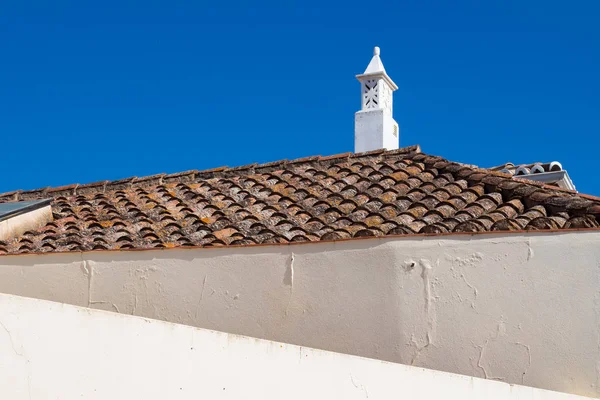 Líneas Las Paredes Blancas Una Casa Techo Con Azulejos Tradicionales — Foto de Stock