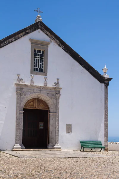 Nossa Senhora Algarve 포르투갈에서 Assuncao에 벤치는 Chuch의 Infront입니다 스퀘어 조약돌으로 — 스톡 사진