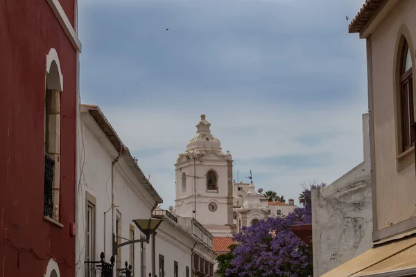 Rue Dans Une Ville Portugaise Skyline Des Maisons Une Tour — Photo