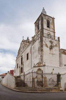 Yıpranmış cephe, bir kilise, Sao Sebastiao Portekizce şehir Lagos, bir tepe üzerinde yer alır. Kapalı kapı. Bulutlu gökyüzü. Lagos, Algarve, Portekiz.