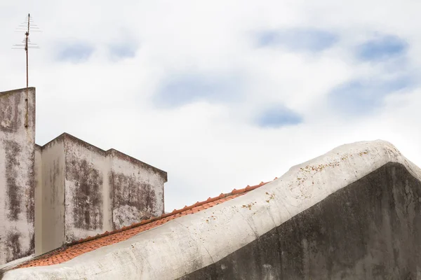 Linie Des Vordergrund Weiß Gestrichenen Daches Seite Verwitterte Wand Eines — Stockfoto