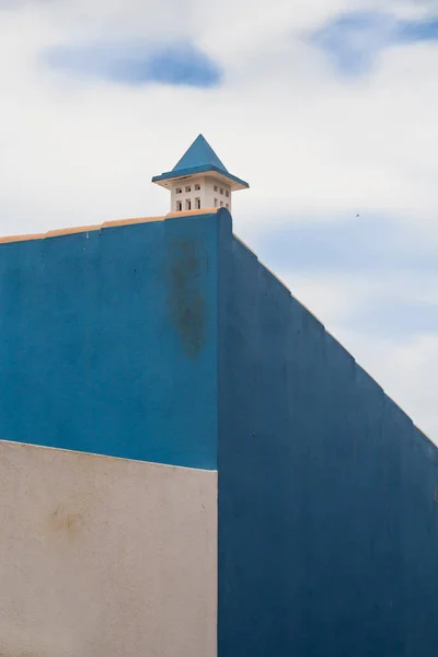 Parete Laterale Una Casa Dipinta Bianco Due Toni Blu Camino — Foto Stock