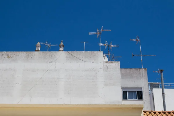 Pared Lateral Blanca Una Casa Con Dos Chimeneas Tradicionales Techo — Foto de Stock