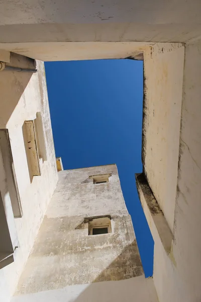 Вид Двора Стены Традиционных Домов Небольшими Окнами Выветрившийся Фасад Яркое — стоковое фото