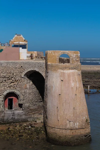 ジャディーダ モロッコ 大西洋の海岸でのかつてのポルトガル要塞の石壁 明るく青い空 — ストック写真