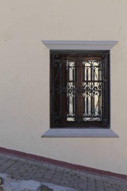 Geleneksel bir ev yenilenen cephe. Bir yansıma cam pencere. Geleneksel süslü kılavuz. El Jadida, Fas Portekizce mirası.