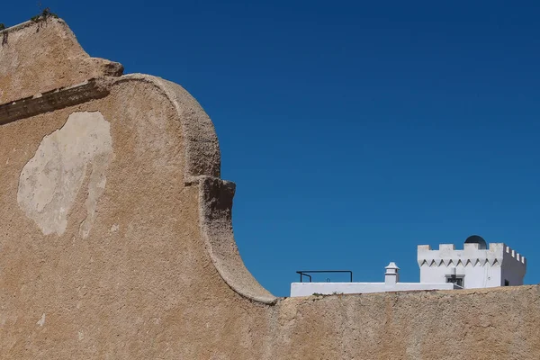 ジャディーダ モロッコのポルトガルの要塞を一期に伝統的なポルトガルの建築のディテール 明るく青い空 — ストック写真