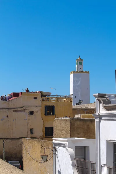 屋根と住宅とエル ジャディーダ モロッコでのかつてのポルトガル要塞でグランド モスクの塔の壁 明るく青い空 — ストック写真