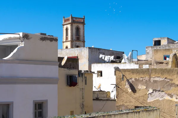 かつてのポルトガルの要塞の旧市街のスカイライン 伝統的なポルトガル スタイルで建てられたホテルのタワー ジャディーダ モロッコ 明るく青い空 — ストック写真