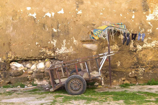 Natura Morta Con Carrello Vuoto Biancheria Appesa Tappeto Arrotolato Erba — Foto Stock