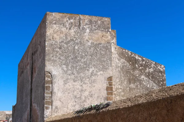 Line Fortification Fence House Weathered Walls Windows Bright Blue Sky — Stock Photo, Image