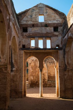 Üzerinden bir bina kalıntıları içinde görüntüleyin. Duvarlar ve Güney Kapısı. Ters duvar içinde pencere eşiği. Güneş kapısı. Parlak mavi gökyüzü. Nekropol Chellah, Rabat, Morocco.