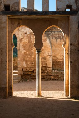 Üzerinden bir bina kalıntıları içinde görüntüleyin. Güney ile çift kapı. Windows yukarıda. Güneş kapısı. Parlak mavi gökyüzü. Nekropol Chellah, Rabat, Morocco.