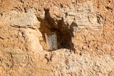 Boş çay bardağı nekropol Chellah, Rabat, Fas içinde bir kaya kadar bir deliğe geleneksel bir dekorasyon ile.