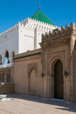 Süslü bina Türbesi, Mohammad V. doğal taş mermer ile birlikte. Yeşil bina çatısına döşer. Parlak mavi gökyüzü. Rabat, Morocco.