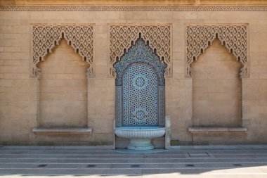 Mohammed V. Rabat, Fas Türbesi. Geleneksel Havzası ile geometrik bir renkli mozaik. Süslü taş duvar. Güneşli gün.