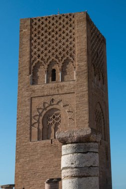 Hasan Kulesi veya Tour Hassan Rabat, Fas eksik bir caminin minaresi var. Geleneksel geometrik motifler ile süslü taş duvarlar. Parlak mavi gökyüzü.