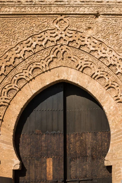 Parede Ornamentada Portão Pedra Com Porta Madeira Velha Ligeiramente Aberta — Fotografia de Stock
