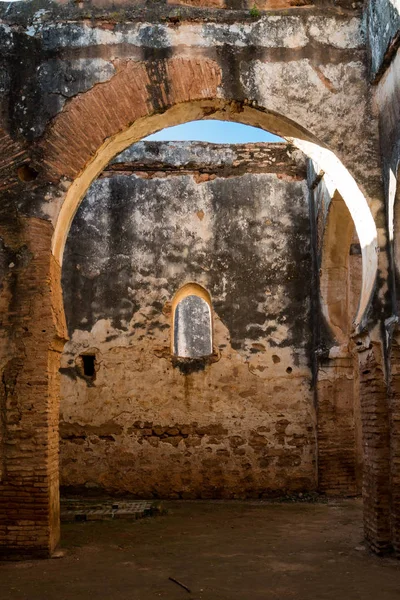 Üzerinden nekropol Chellah, Rabat, Fas yıkık duvarlarının ayrıntılarını bir bina içinde görüntüleyin. Bir kemer ile her ikisi de bir portal ve pencere, yıpranmış duvarları.