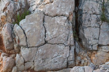 Adriyatik Denizi Hırvatistan Island Krk, sahilde renklerin çeşitli ton kayalar kırık.