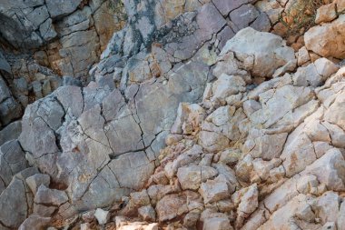 Adriyatik Denizi Hırvatistan Island Krk, sahilde renklerin çeşitli ton kayalar kırık.
