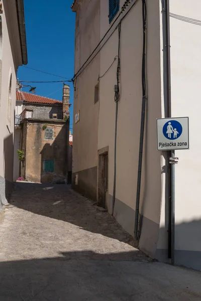 Jalan di Vrbnik, pulau Krk, Kroasia — Stok Foto