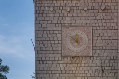 Kule saati ile taş çini yaptı. Saat Meydanı, iç daire, Roma numaraları vardır. Büyük kare, tarihi şehrin Krk, Island Krk, Hırvatistan.