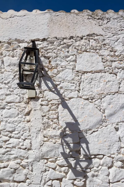 Каменная Стена Покрашена Белый Цвет Старым Сломанным Фонарем Тенью Волнистый — стоковое фото