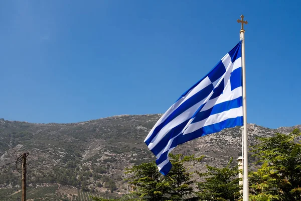 Yunan Bayrağı Rüzgarda Geleneksel Çapraz Pole Sonunda Dağlar Içinde Belgili — Stok fotoğraf
