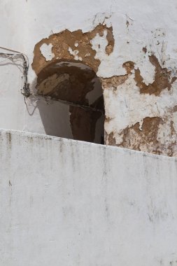 Bir tünelde sonraki cadde görünümü ilk ayrılmış beyaz duvar tarafından. Hasarlı cephe köprünün yanında. Lagos, Algarve, Portekiz.