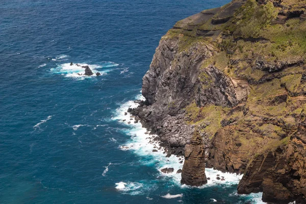 Ada Sao Miguel kuzeyindeki yüksek kayalıklarla. Beyaz Köpük, sahil hattı. Bir küçük yüksek ayrı rock. Mavi su Atlantik Okyanusu. Azor Adaları, Portekiz.