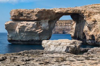 Azure pencere, kaya oluşumu ile artık mevcut olmayan bir tünel. Sakin deniz, mavi gökyüzü. Adanın Gozo, Malta.