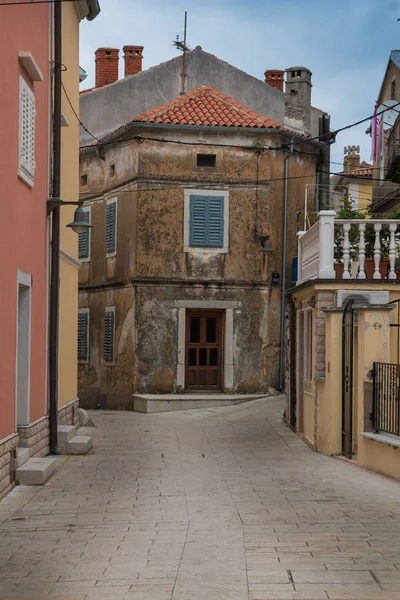 Calle Tranquila Principios Primavera Con Casas Históricas Nuevas Cielo Nublado — Foto de Stock