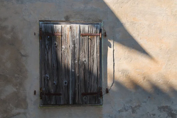 Strukturierte Alte Mauer Mit Dem Schatten Eines Anderen Hauses Fenster — Stockfoto