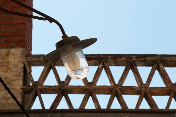 Staromódní Pouliční Lampy Plot Stěna Budovy Pozadí Modrá Obloha Vrbnik — Stock fotografie