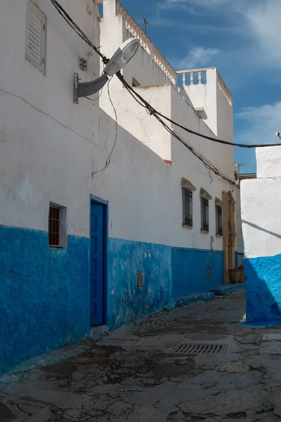 Calle Estrecha Ciudad Con Arquitectura Tradicional Pintada Combinación Blanca Azul — Foto de Stock
