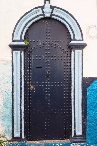 Straat Met Een Huis Met Helder Blauwe Witte Kleurencombinatie Van — Stockfoto