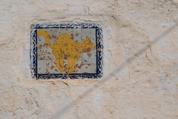 Oude Gestructureerde Verweerde Muur Van Een Huis Met Een Tegel — Stockfoto