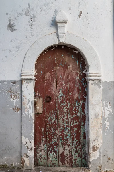 Porta Marrom Madeira Velha Com Uma Pintura Verde Original Visível — Fotografia de Stock