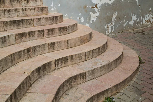 设计成曲线的大理石楼梯 建筑物的入口 铺有鹅卵石的人行道 拉巴特 摩洛哥 — 图库照片