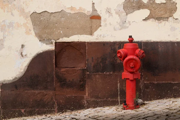 Calzada Pavimentada Por Adoquines Hidrante Rojo Fondo Una Vieja Pared — Foto de Stock