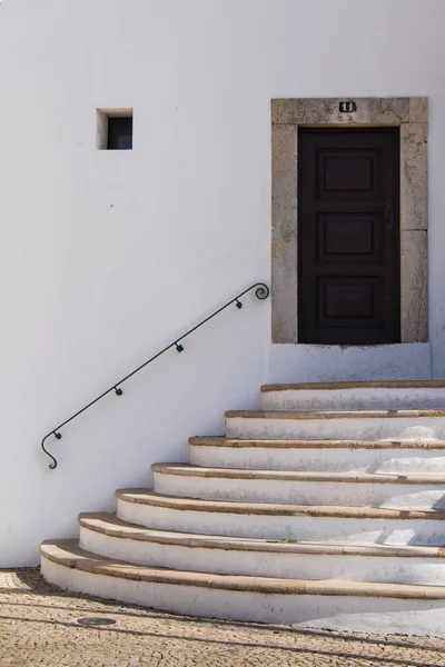 Calle Pavimentada Por Adoquines Escaleras Curvas Una Puerta Marco Fachada — Foto de Stock