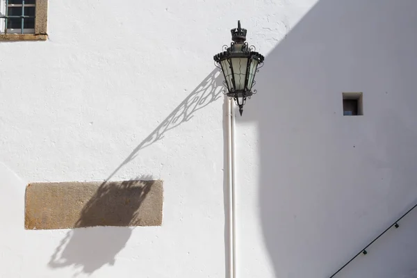 Fachada Branca Edifício Com Uma Lanterna Ornamentada Sua Sombra Centro — Fotografia de Stock